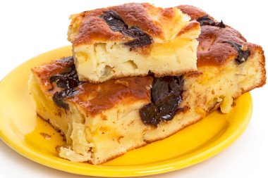 Sarı bir tepside kek