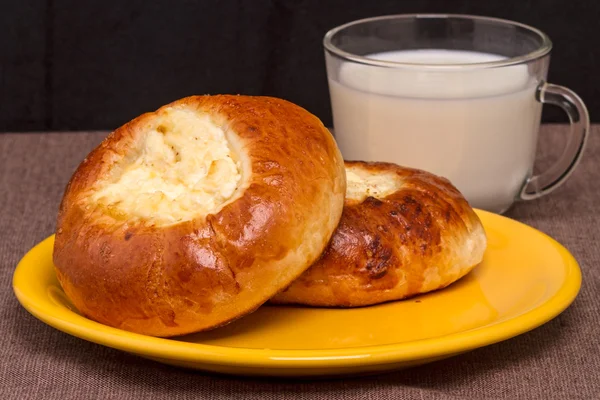 Broodje met kaas en melk — Stockfoto