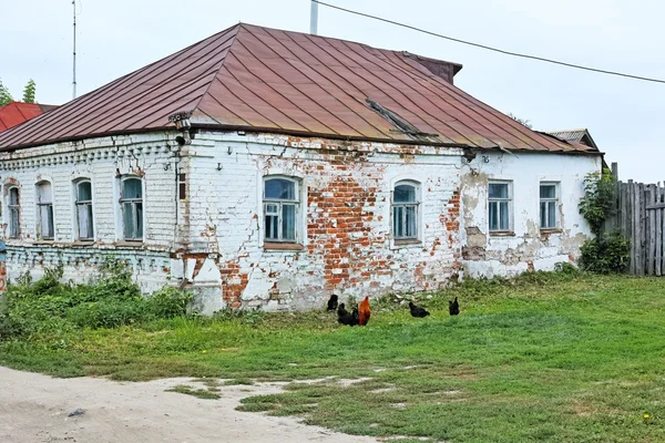 Casa velha na aldeia — Fotografia de Stock