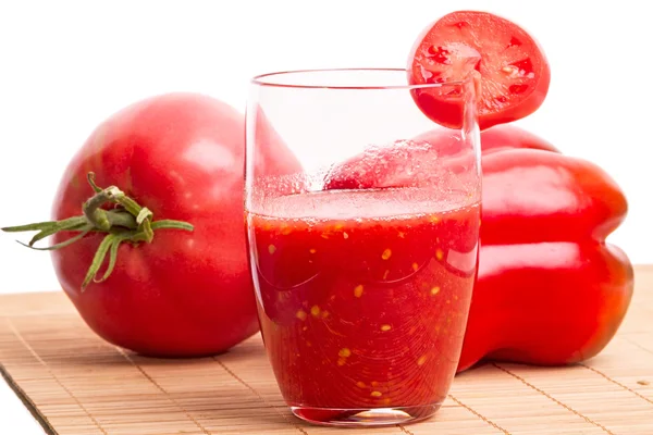 Tomato juice and fresh vegetables — Stock Photo, Image
