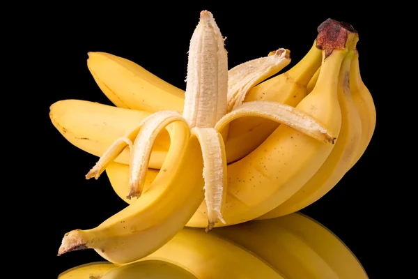 Stängel von Bananen auf schwarz — Stockfoto