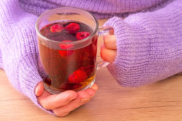 Donna con tè caldo — Foto Stock