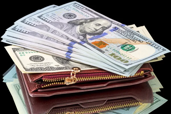 Honderd-dollarbiljetten op een lederen tas — Stockfoto