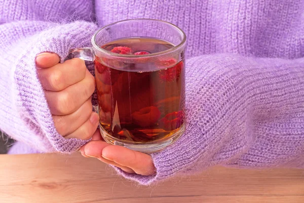 Donna in maglione con tè caldo — Foto Stock