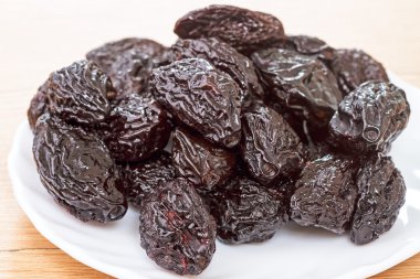 Beyaz tabakta kuru erik yığını