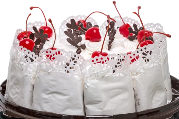 Část dort s třešněmi na bílém pozadí — Stock fotografie