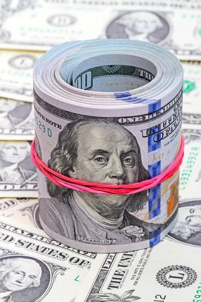 Dólar enrolar com borracha vermelha — Fotografia de Stock