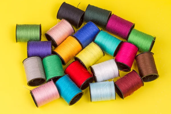 Fils multicolores pour la broderie — Photo