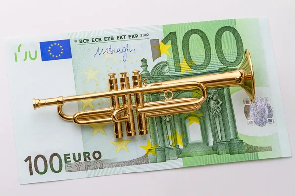 Cem euros e trompete — Fotografia de Stock