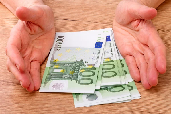 Cem euros e mãos — Fotografia de Stock