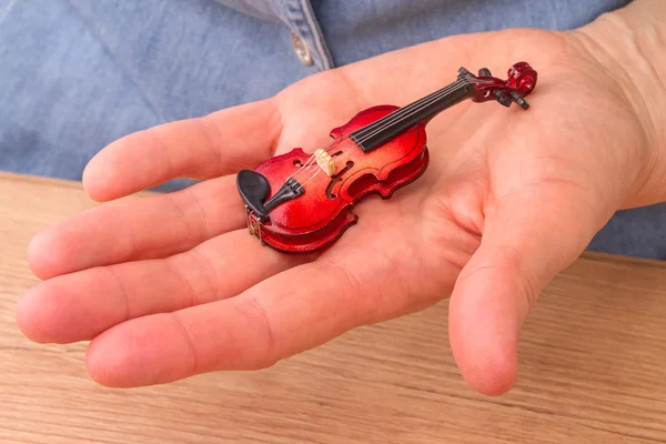 Mikro skrzypce na dłoni — Zdjęcie stockowe