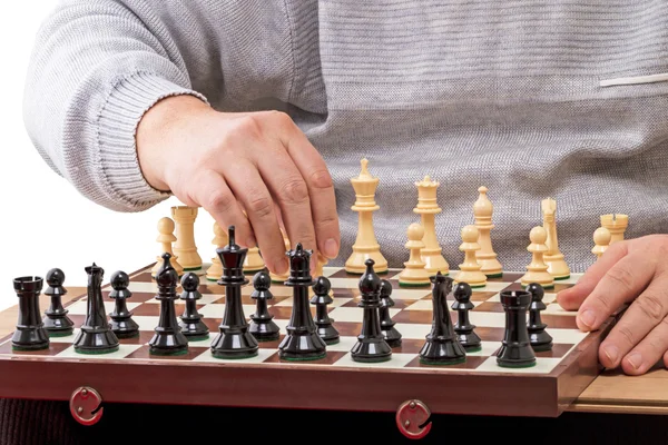 Mann macht den ersten Zug im Schach — Stockfoto