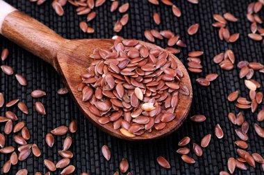 Tahta kaşıkta organik keten tohumu