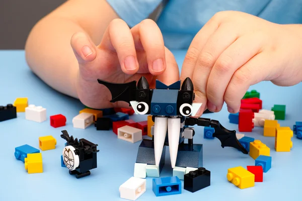 Copilul se joacă cu Lego Mixel Vampos — Fotografie, imagine de stoc