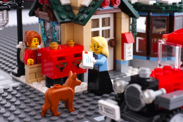 LEGO kvinna redo att sätta i postbox hennes brev — Stockfoto