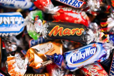 Yığın Mars, Snickers, Samanyolu, Galaxy, lütuf ve Maltesers 