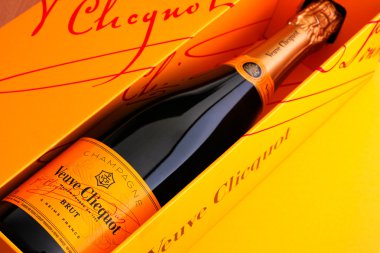 Şişe şampanya Veuve Clicquot Brut kutusunda