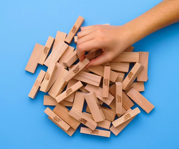 Tomando um bloco de Jenga de heap — Fotografia de Stock