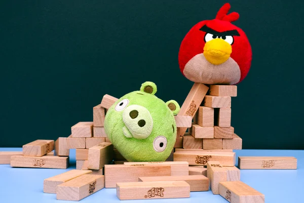 Angry Bird vs. Bad Piggies con juguetes suaves y ladrillos Jenga — Foto de Stock