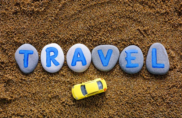 Parola Viaggio da pietre e auto sulla sabbia marina — Foto Stock