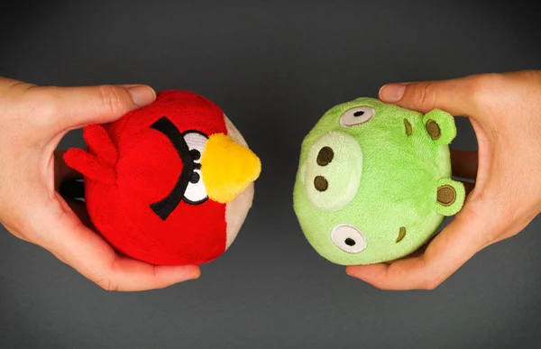 Red Angry Bird & Bad Piggy мягкие игрушки в руках — стоковое фото