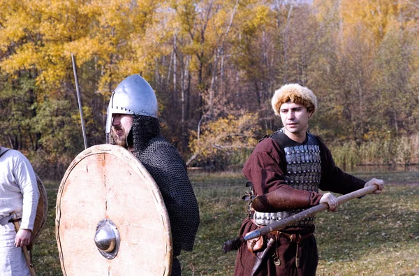 Eski Rus zırh içinde davaya yakın savaşçılar ortaçağ dövüş yeniden — Stok fotoğraf
