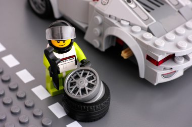 Lego sürücü minifigure Porsche 918 Spyder tekerlek tamir ediyor