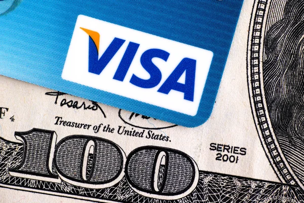 Кредитная карта Visa и 100 долларов США — стоковое фото