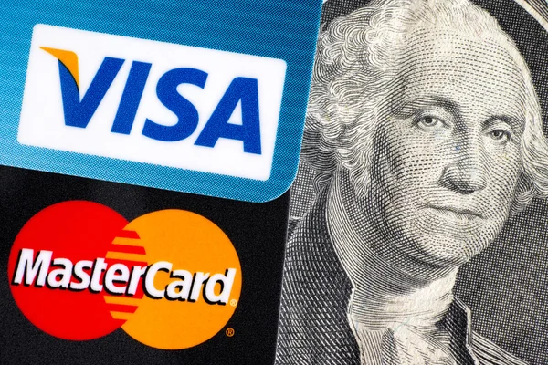 Visa i Mastercard na 100 dolarowy banknot z Benjamin Franklin po — Zdjęcie stockowe