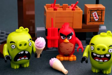  Lego kızgın kuşlar. Dinamit ve kötü domuzcukları kırmızı kuş