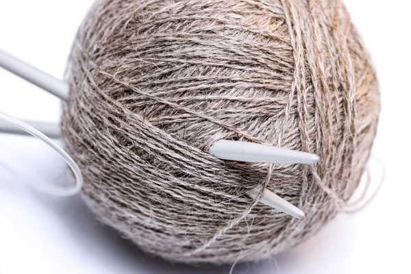 Hilados de lana y agujas para tejer —  Fotos de Stock