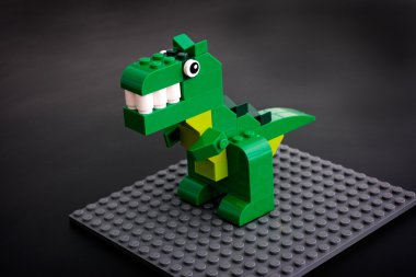 Lego yeşil dinozor oyuncak gri baseplate üzerinde