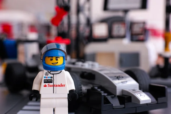 LEGO Mclaren Mercedes drivrutin står framför sin bil — Stockfoto