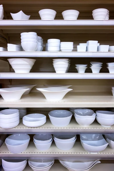 Bílé nádobí na policích — Stock fotografie