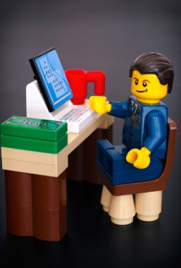 Lego işadamı onun çalışma masasında