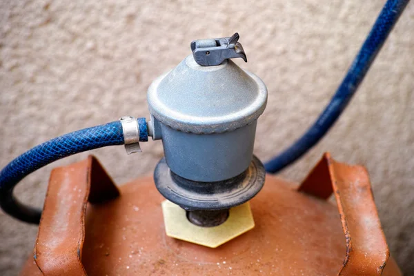 Interruptor regulador de gas en botella de gas — Foto de Stock
