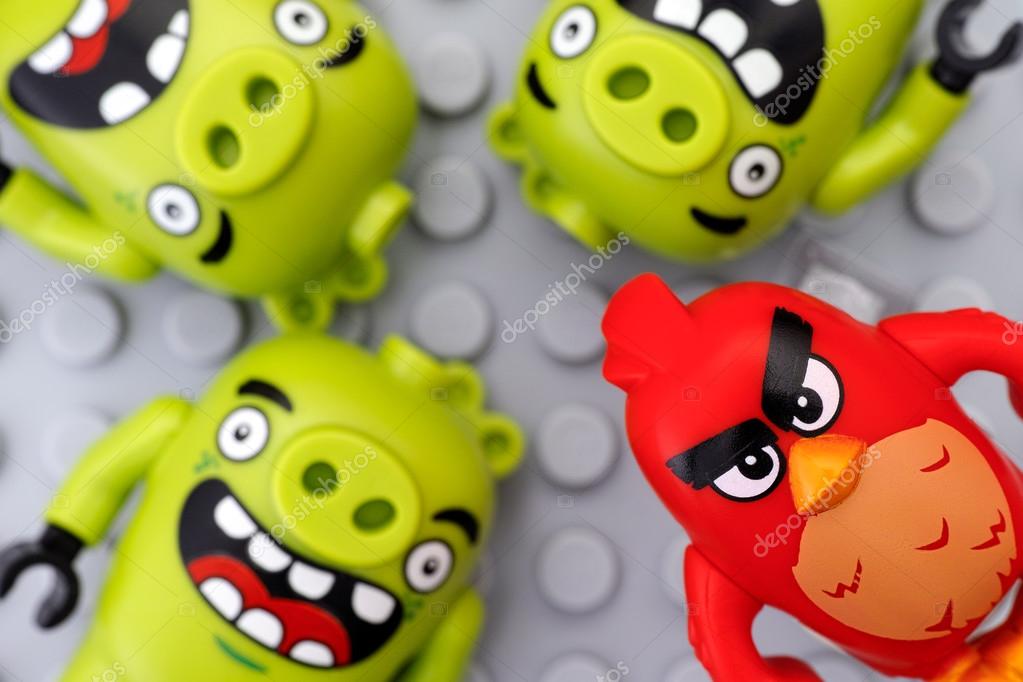Lego Angry Birds Czerwony I Trzy Bad Piggies Zdjęcie Stockowe