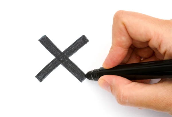 Женская рука с маркером, рисунок черный X знак — стоковое фото