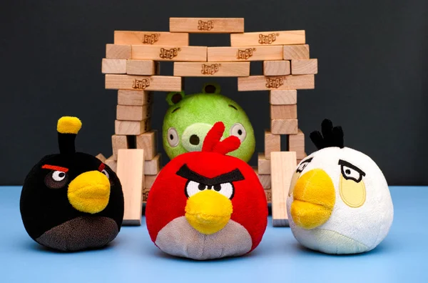 Bomba, Matilda e Red Angry Birds em frente a Bad Piggy — Fotografia de Stock