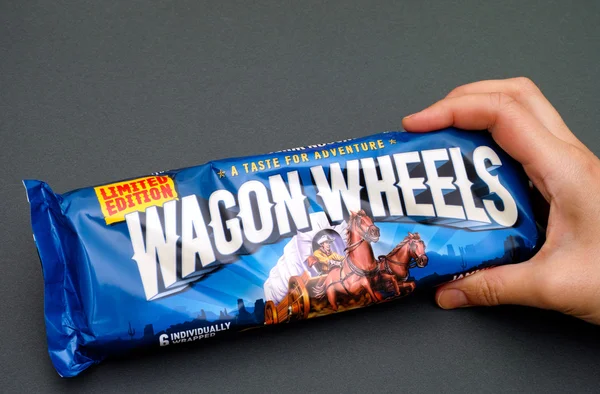 Jammie Wagon Wheels pack in woman hand — Stock Photo, Image