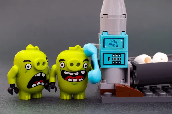 Dois Lego Bad Piggies com telefone de porco — Fotografia de Stock