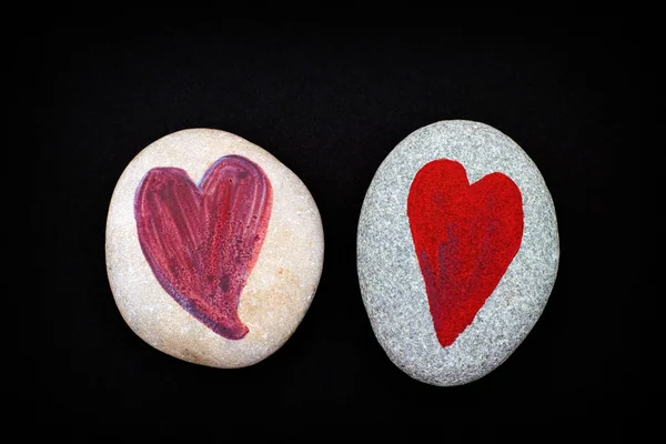 Dos piedras con corazones sobre fondo negro —  Fotos de Stock