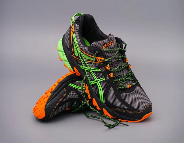 Asics snickers auf grauem Hintergrund — Stockfoto