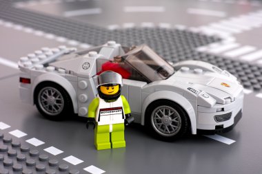 Lego Porsche sürücü minifigure ve arabasının yanında Lego hız Champio