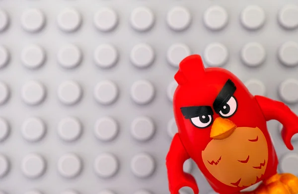 Lego Angry Bird Red em fundo placa de base cinza — Fotografia de Stock