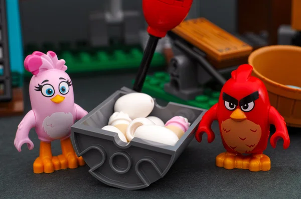 Lego Angry Birds Red и Стелла стоят рядом с корзиной с яйцами и — стоковое фото