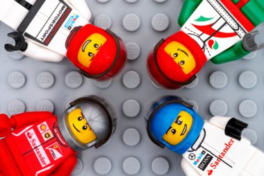 Dört Lego sürücü minifigures gri baseplate üzerinde