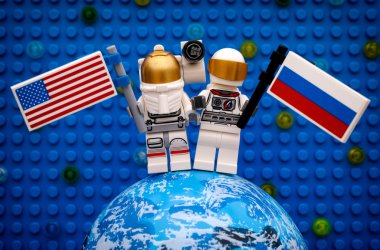 İki Lego uzay adamı minifigures Amerikan ve Rus bayrakları st ile