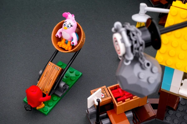 Lego Angry Birds Red and Stella using catapult in Pig City — Stock Photo, Image