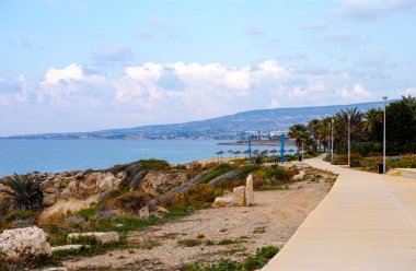 Geçit dağ manzaralı deniz kıyısında